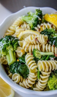 La clave para una ensalada de pasta saludable es que los vegetales.ocupen la mitad del plato.