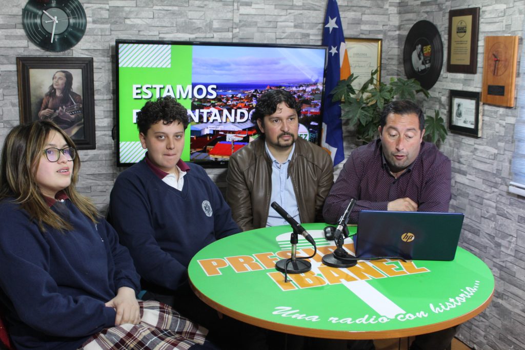 VISITA A LA RADIO PRESIDENTE IBAÑEZ PARA FOMENTAR EL RECICLAJE DE ACEITE DE COCINA EN PUNTA ARENAS
