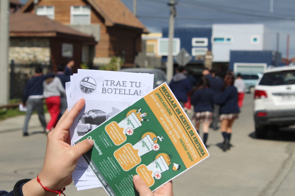 PUERTA A PUERTA DE LOS ESTUDIANTES DEL COLEGIO CHARLES DARWIN PARA PROMOVER EL RECICLAJE DE ACEITE