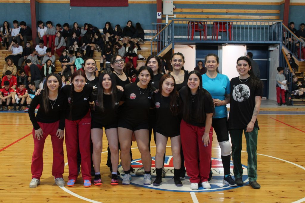 GALERÍA : FOTOS FUTSAL 2025: CUARTOS MEDIOS VS. EQUIPO DE PROFESORAS