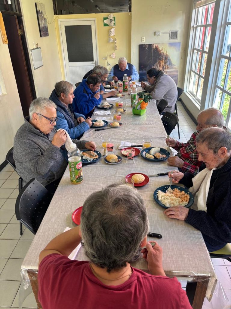 UNA JORNADA DE CORAZÓN: TERCERO MEDIO LLEVA ALEGRÍA Y CARIÑO A VIDA AUSTRAL