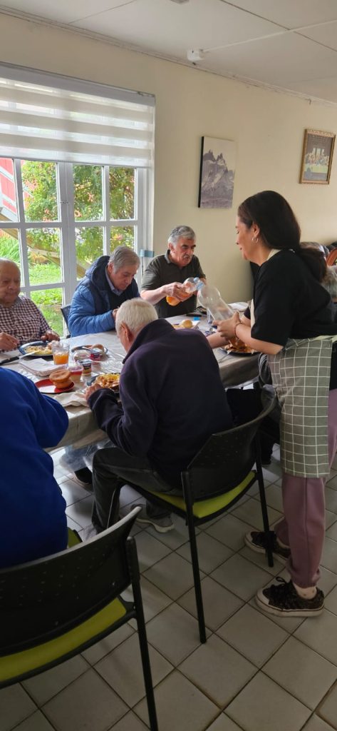 UN ALMUERZO CON CORAZÓN: EXALUMNAS DARWIN COMPARTEN TARDE CON ADULTOS MAYORES