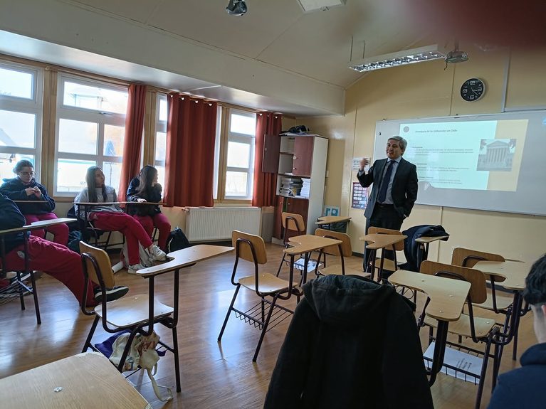 EDUCACIÓN CIUDADANA EN ACCIÓN: EL JUEZ CLAUDIO NECULMÁN COMPARTIÓ CON NUESTROS ESTUDIANTES DE CUARTO MEDIO