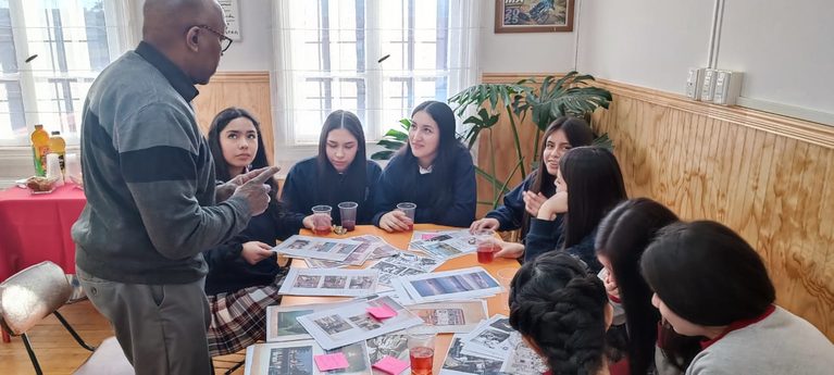 UNA CONVERSACIÓN QUE ABRE FRONTERAS: ESTUDIANTES DEL CHARLES DARWIN COMPARTEN EN INGLÉS CON LEONARD WALLACE