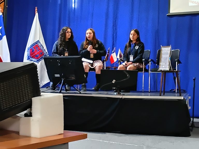 ESTUDIANTES DE TERCERO MEDIO PRESENTAN INVESTIGACIÓN EN LAS JORNADAS DE HISTORIA REGIONAL Y TERRITORIOS MATEO MARTINIC BEROS